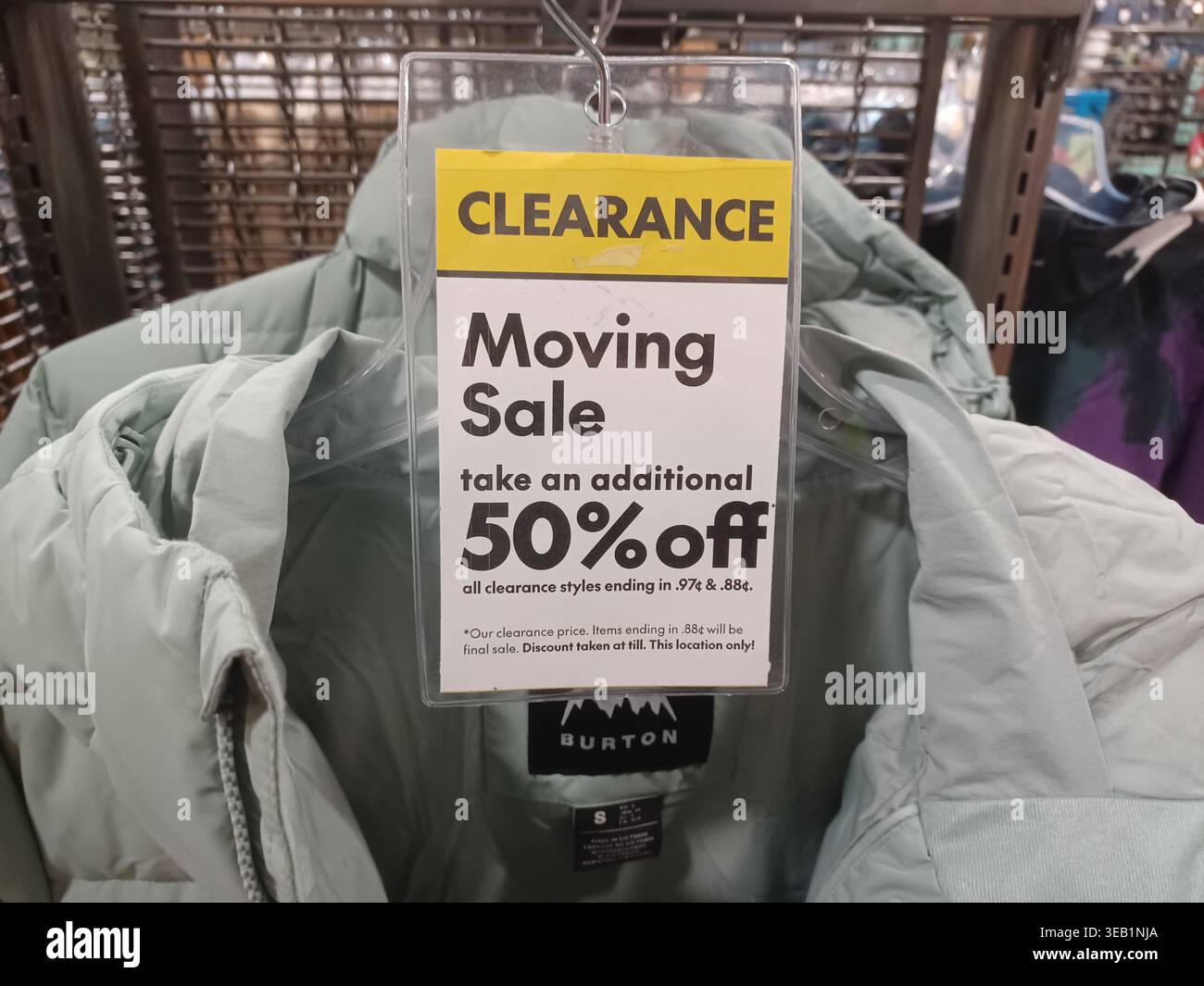 Toronto, ON, Canada – 8 juin 2025 : une affiche jaune et noire « solde déménagement de liquidation » est placée bien en vue sur un porte-vêtements offrant un montant supplémentaire Banque D'Images