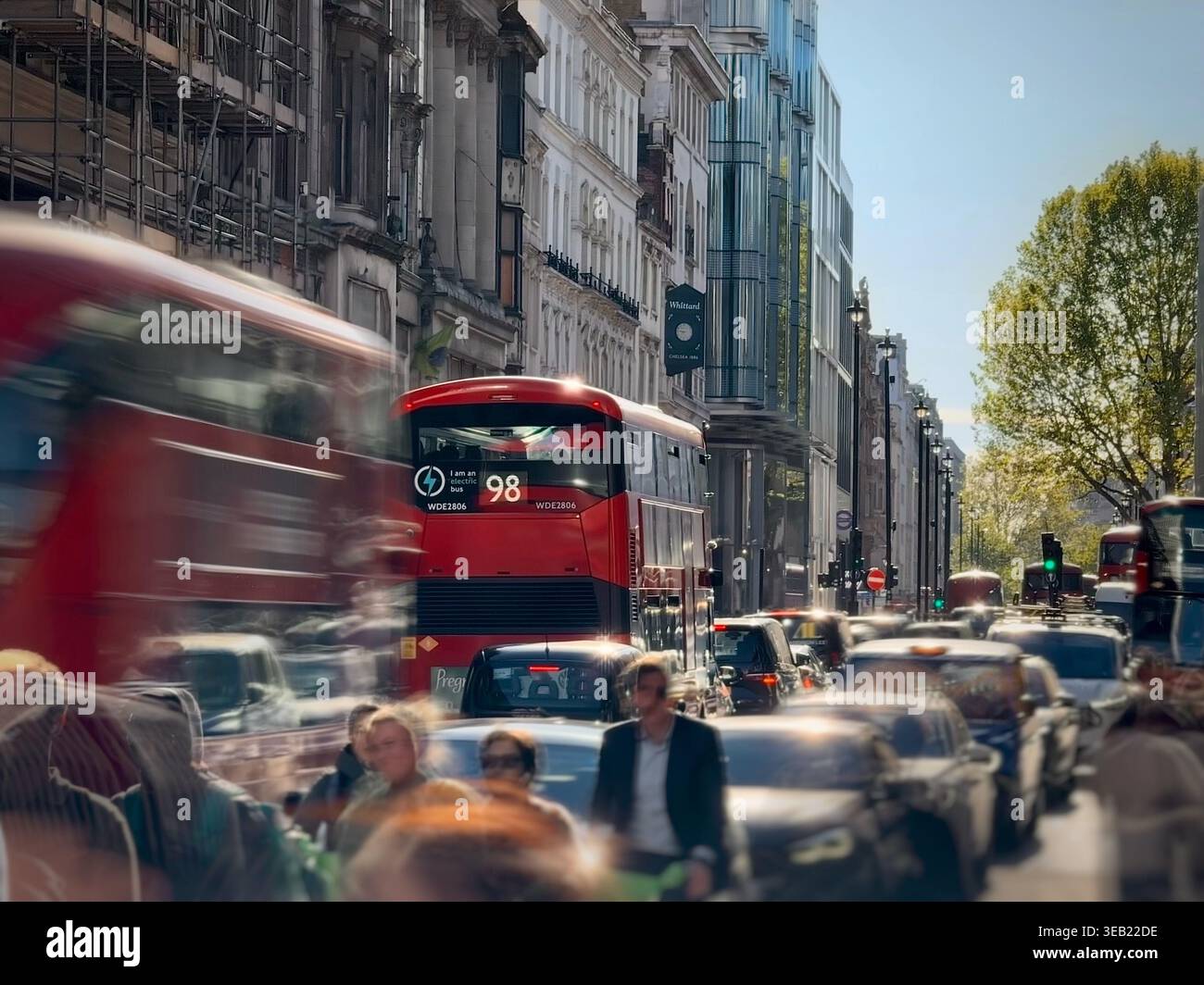 Trafic aux heures de pointe sur Tottenham court Road montrant un flou de mouvement pour les voitures en mouvement et les piétons, Londres - Image de stock capturée avec un smartphone