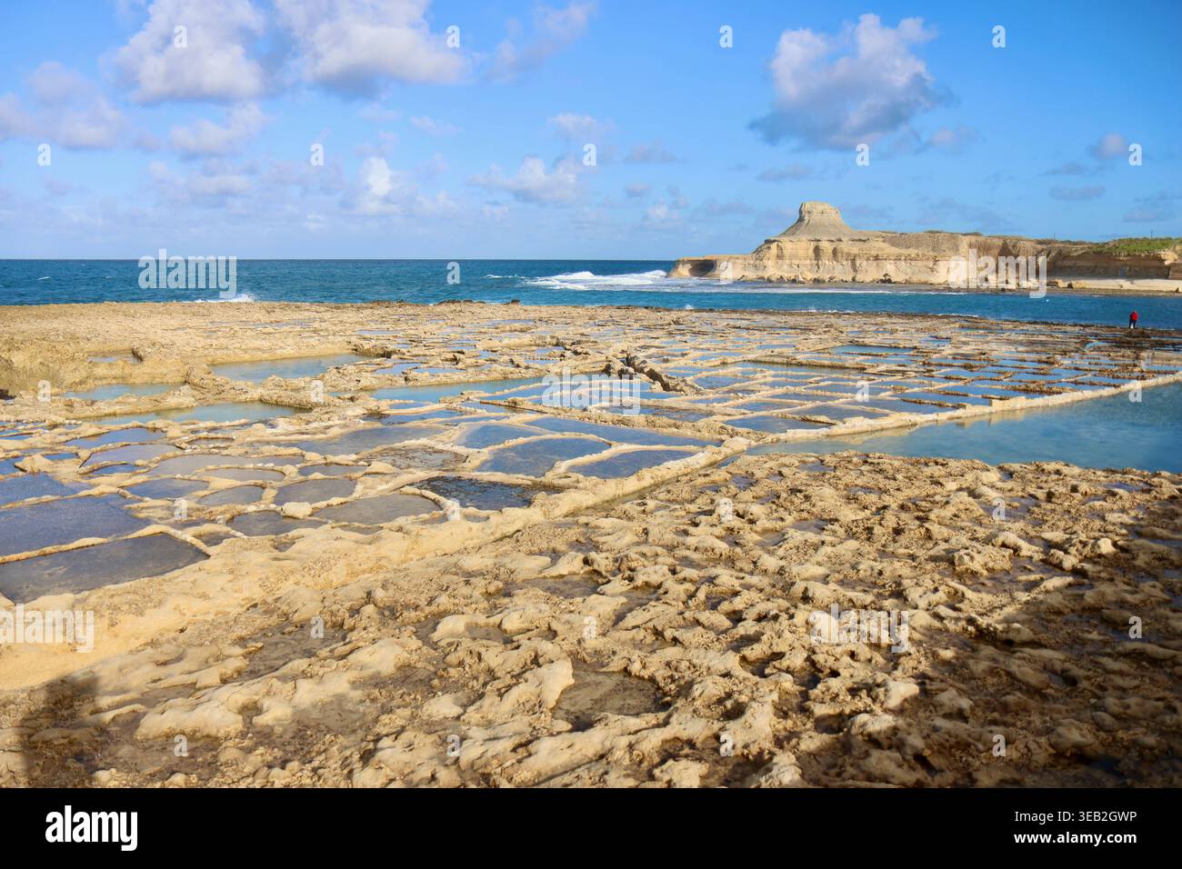 Anciens marais salants creusés dans la côte calcaire de Xwejni Bay, Marsalforn, Gozo, Malte, 23 janvier, 2026. Banque D'Images