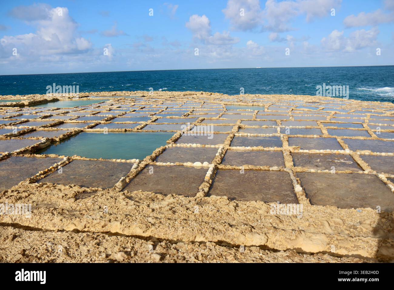 Marais salants traditionnels creusés dans la plate-forme de roche calcaire de Xwejni Bay, Marsalforn, Gozo, Malte, 23 janvier, 2026. Banque D'Images