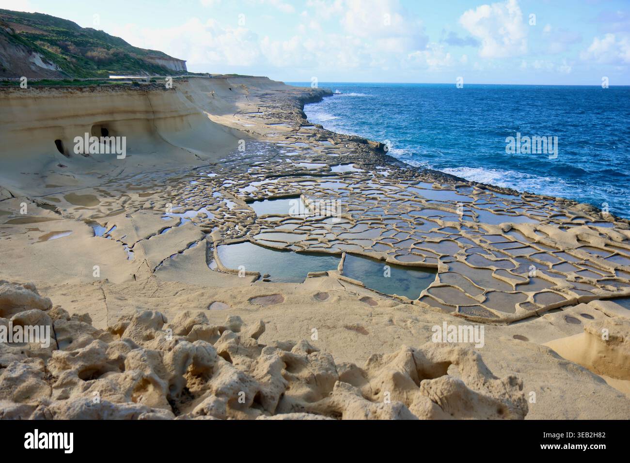 Vue panoramique des anciens marais salants qui s'étendent le long de la côte rocheuse de Xwejni Bay, Marsalforn, Gozo, Malte, 23 janvier, 2026. Banque D'Images