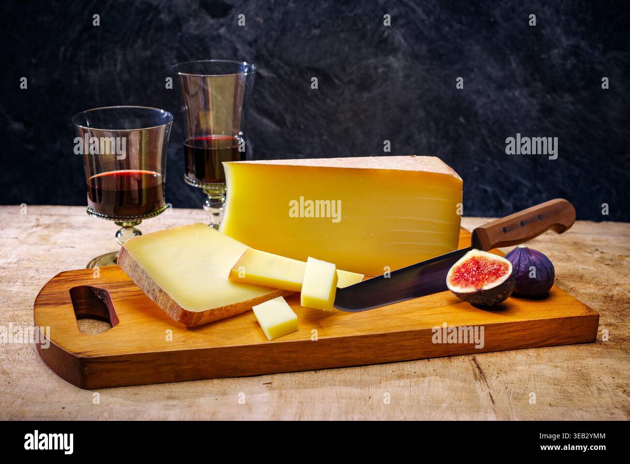 vin rouge, morceau de fromage, fromage de montagne allgau, vins rouges, morceaux de fromage, fromages de montagne allgau Banque D'Images