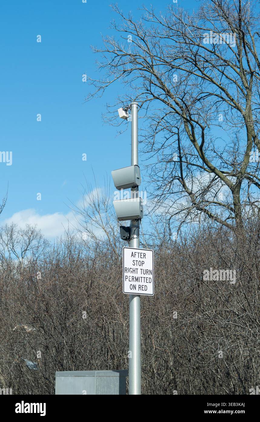 Chicago, Illinois, États-Unis – 27 mars 2026 : caméra de circulation montée sur poteau au-dessus du panneau routier permettant un virage à droite sur le rouge, les infrastructures urbaines et le trafic m Banque D'Images