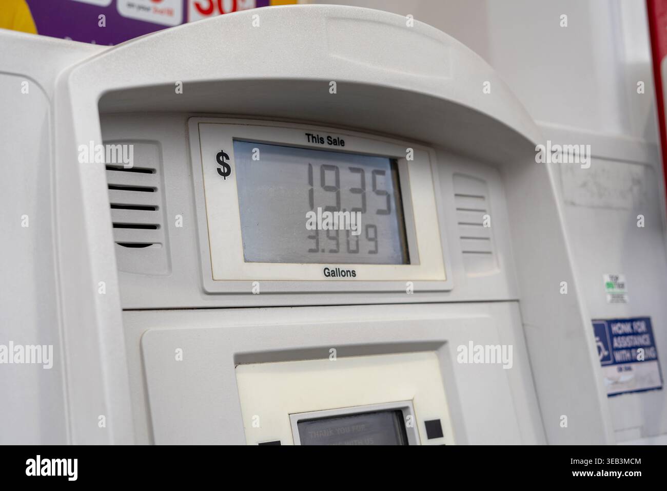 Chicago, Illinois, États-Unis – 22 mars 2026 : gros plan de l'affichage de la pompe à essence montrant le coût du carburant et le gallons, illustrant le prix de l'essence et la consommation de carburant Banque D'Images