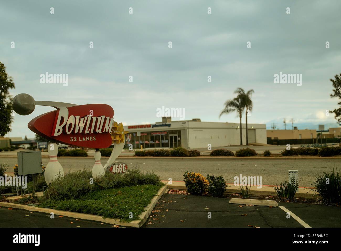 Vue large de l'extérieur de Bowlium Lanes bowling avec signe vintage à Montclair, Californie, États-Unis. Banque D'Images