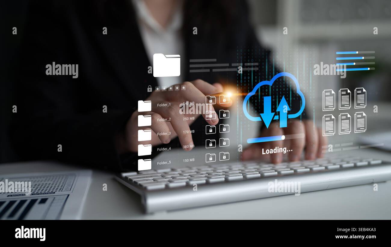 Business Woman interagit avec une interface cloud numérique, présentant la gestion des fichiers et les indicateurs de chargement. Une représentation moderne de la technologie dans Banque D'Images