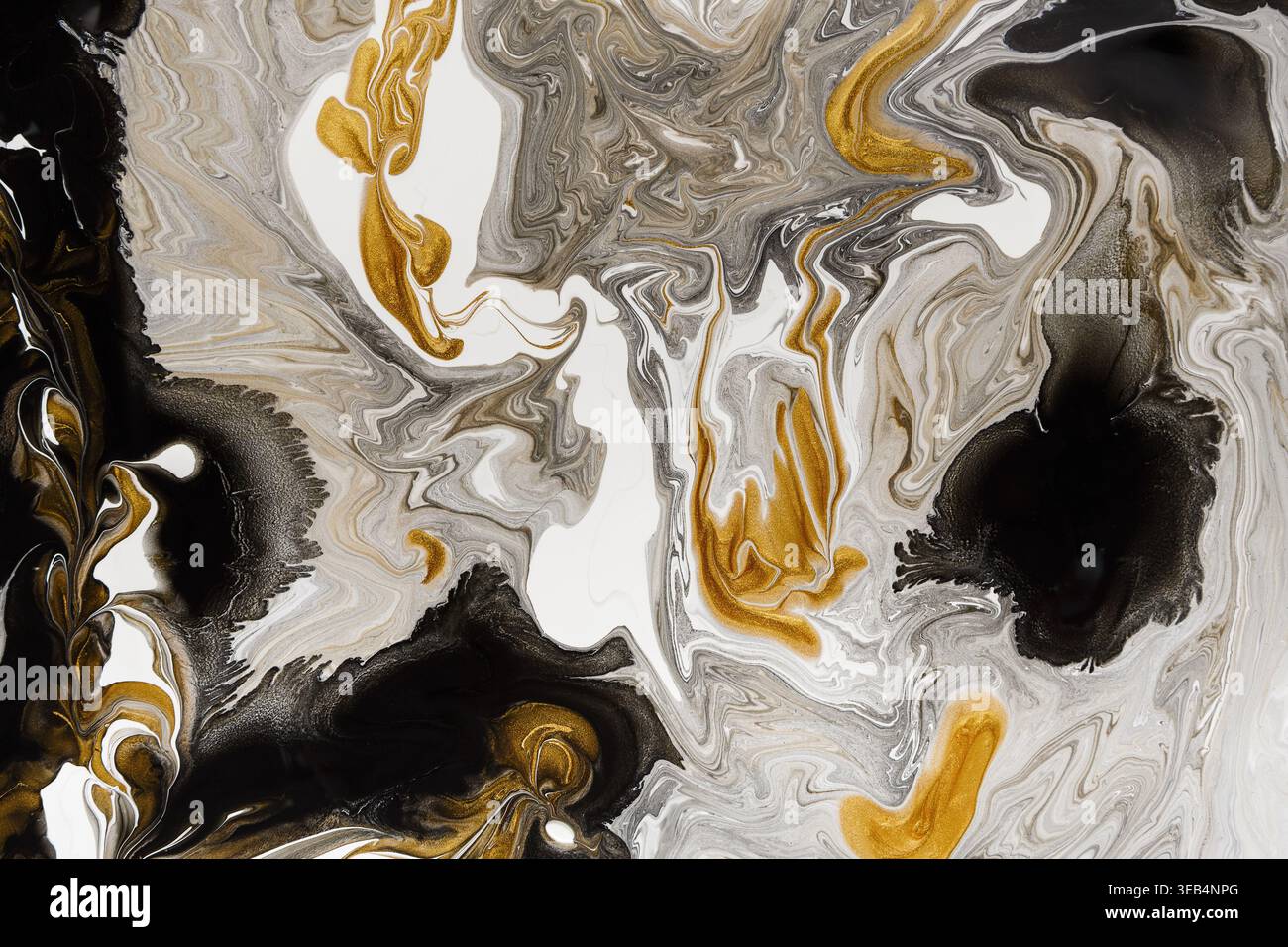 Design tourbillonnant abstrait en couleurs noir, blanc et or mettant en valeur la fluidité artistique Banque D'Images