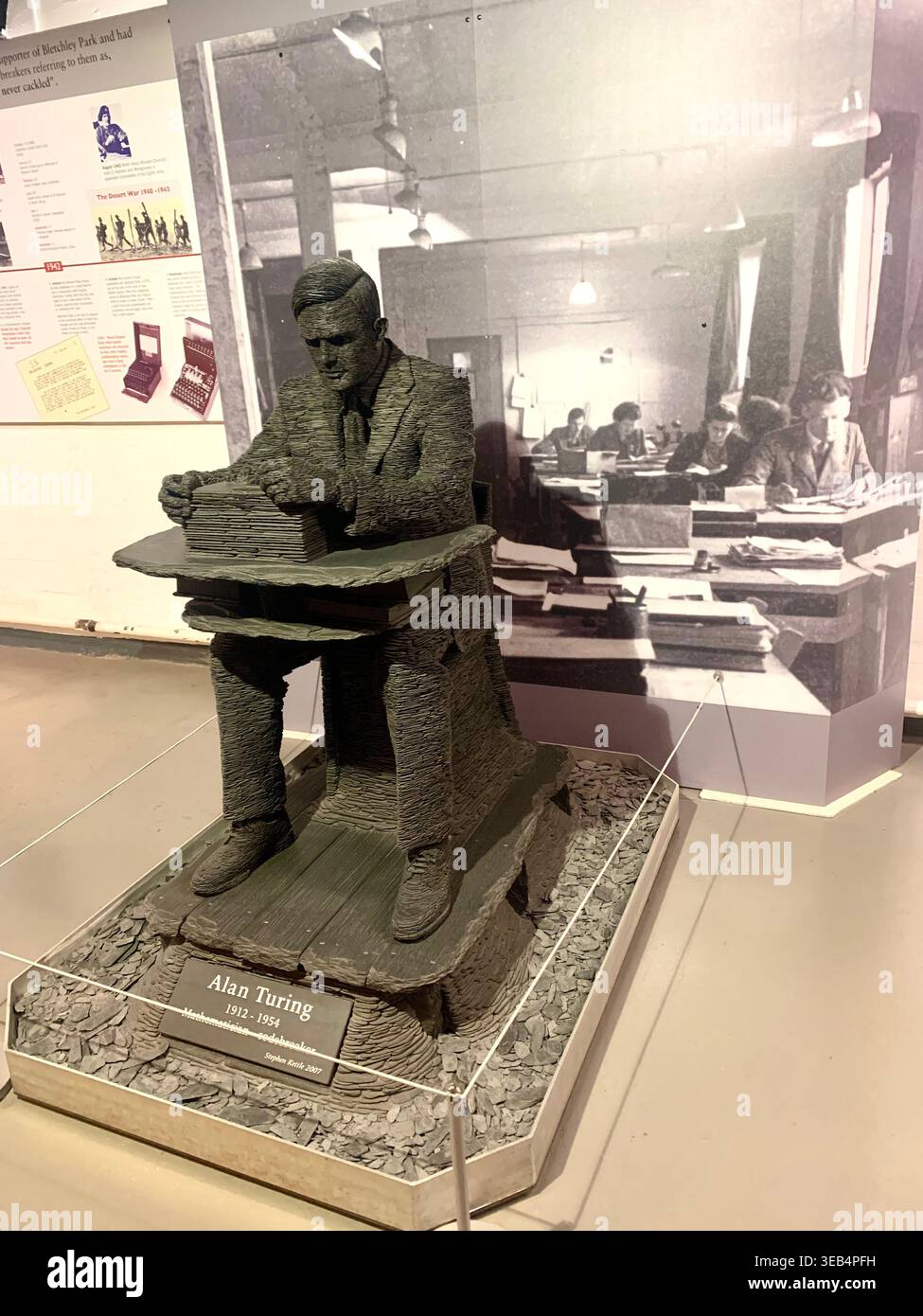 Bletchley Park le centre historique de déblocage de code de la 11e Guerre mondiale dans le Buckinghamshire en Angleterre avec des articles de déblocage de code et des meubles comme il a l'air - Image de stock capturée avec un smartphone