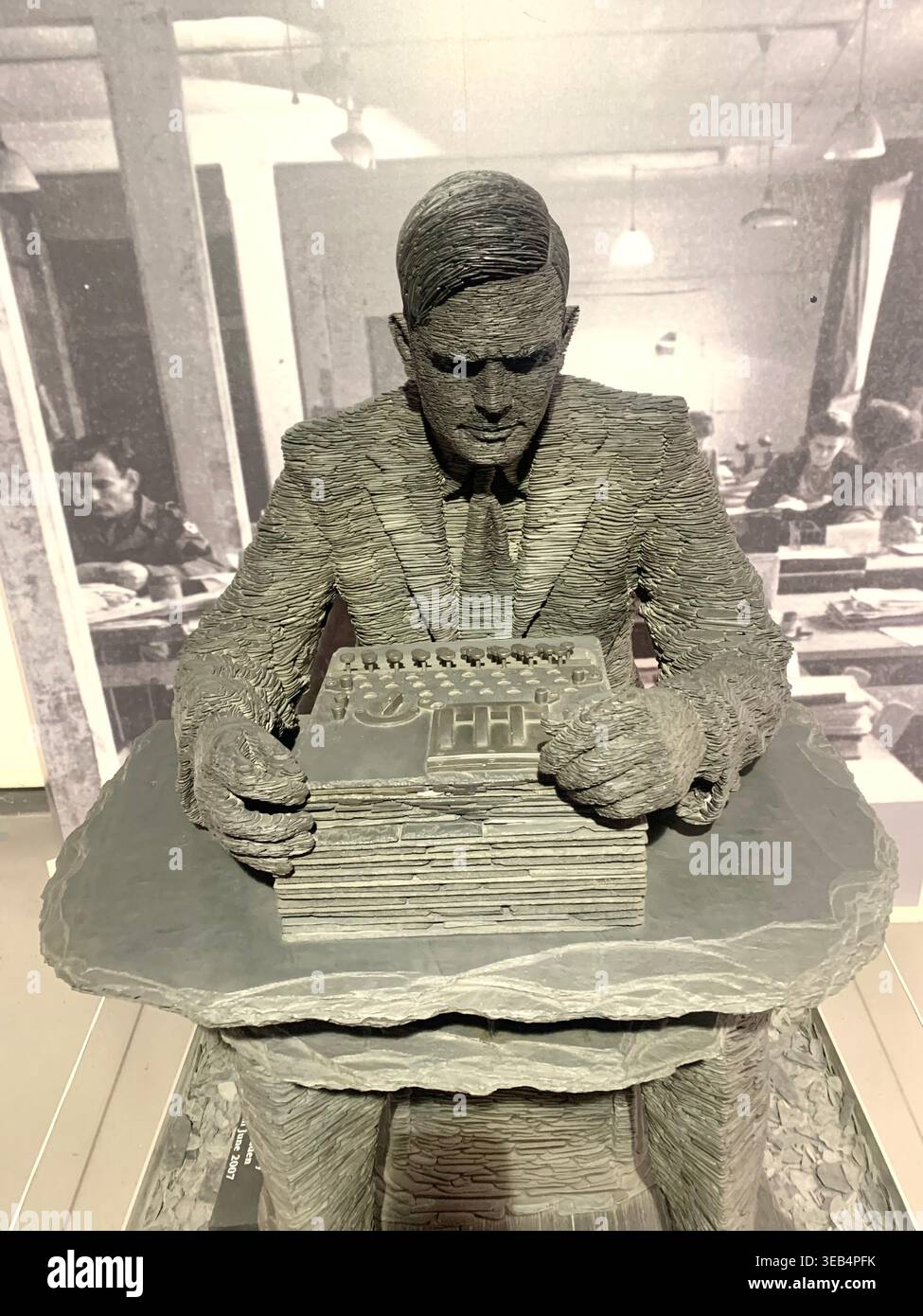 Bletchley Park le centre historique de déblocage de code de la 11e Guerre mondiale dans le Buckinghamshire en Angleterre avec des articles de déblocage de code et des meubles comme il a l'air - Image de stock capturée avec un smartphone