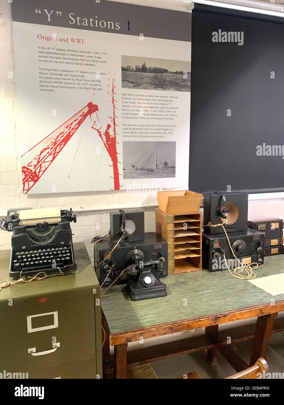 Bletchley Park le centre historique de déblocage de code de la 11e Guerre mondiale dans le Buckinghamshire en Angleterre avec des articles de déblocage de code et des meubles comme il a l'air - Image de stock capturée avec un smartphone