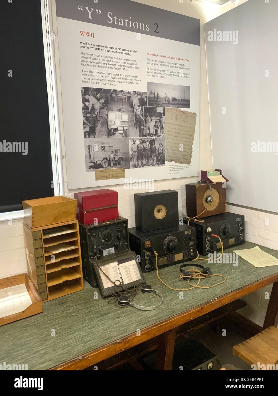 Bletchley Park le centre historique de déblocage de code de la 11e Guerre mondiale dans le Buckinghamshire en Angleterre avec des articles de déblocage de code et des meubles comme il a l'air - Image de stock capturée avec un smartphone