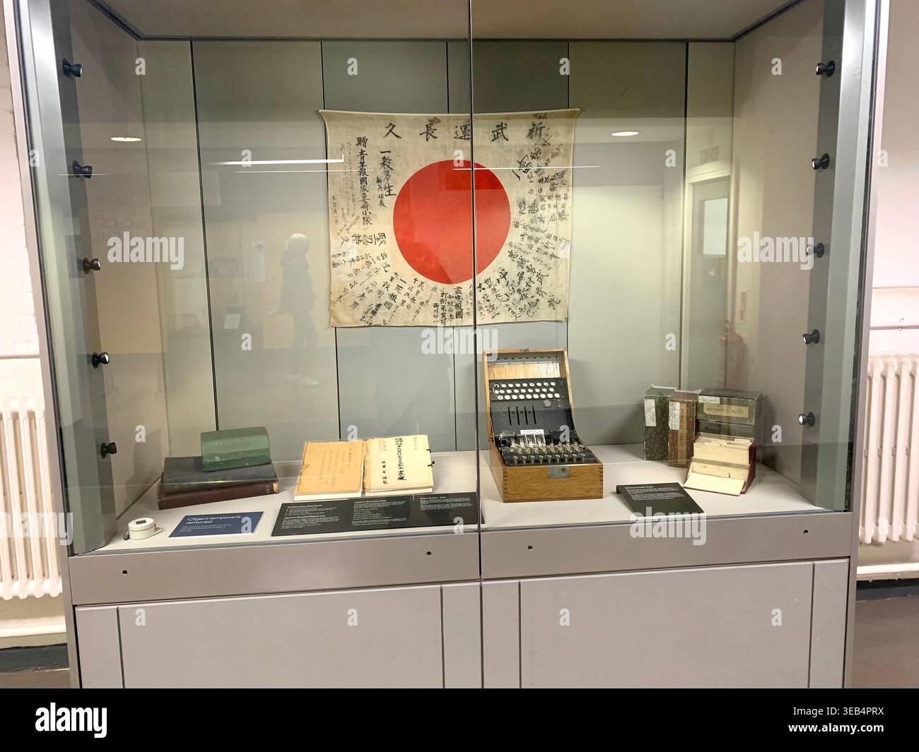 Bletchley Park le centre historique de déblocage de code de la 11e Guerre mondiale dans le Buckinghamshire en Angleterre avec des articles de déblocage de code et des meubles comme il a l'air - Image de stock capturée avec un smartphone
