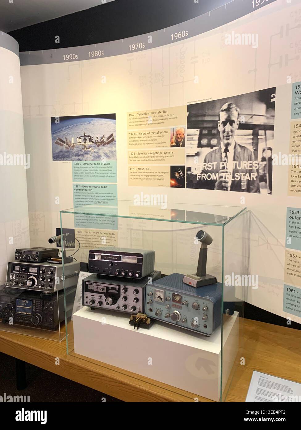 Bletchley Park le centre historique de déblocage de code de la 11e Guerre mondiale dans le Buckinghamshire en Angleterre avec des articles de déblocage de code et des meubles comme il a l'air - Image de stock capturée avec un smartphone