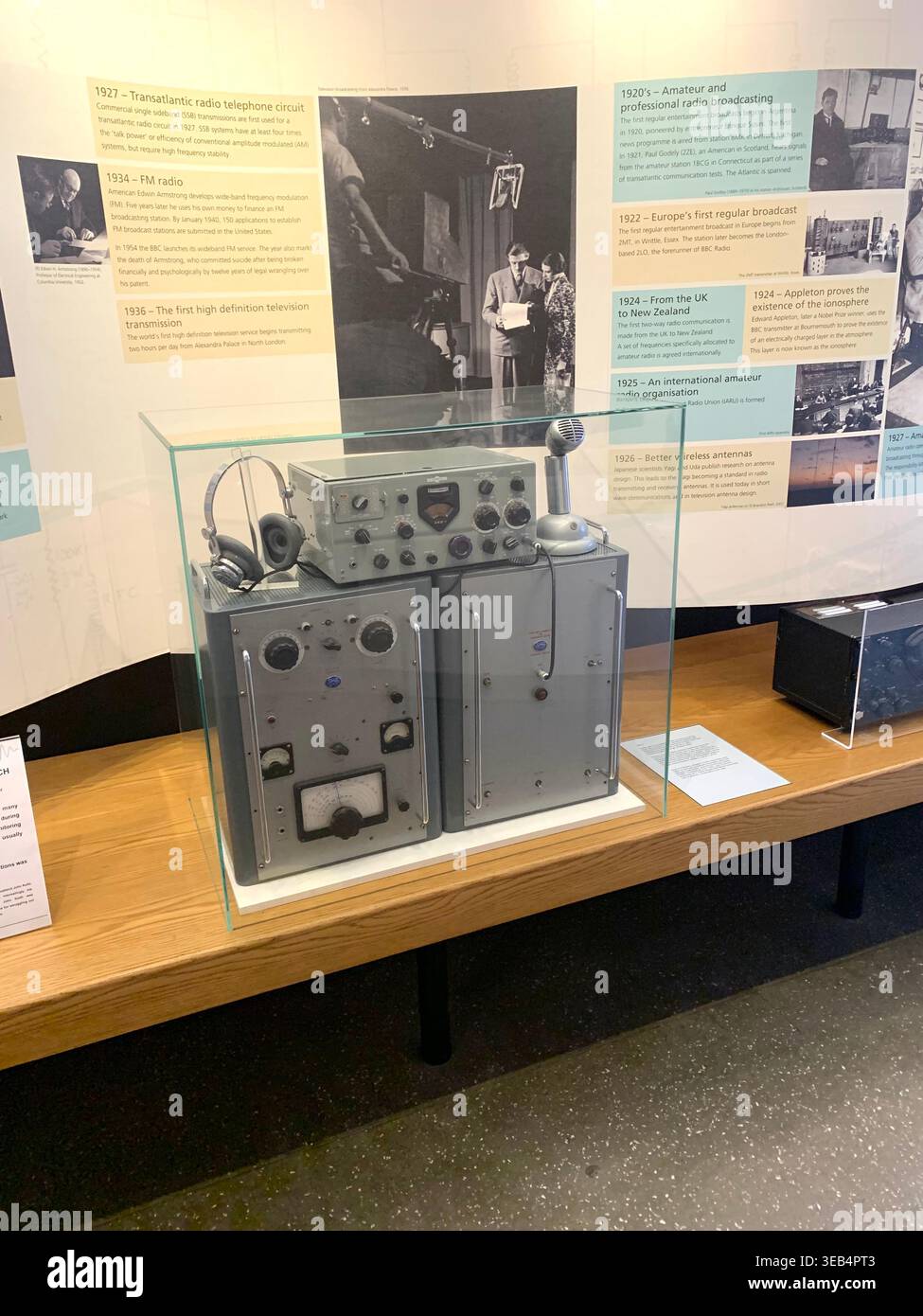 Bletchley Park le centre historique de déblocage de code de la 11e Guerre mondiale dans le Buckinghamshire en Angleterre avec des articles de déblocage de code et des meubles comme il a l'air - Image de stock capturée avec un smartphone