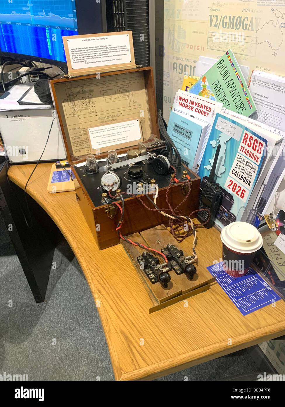 Bletchley Park le centre historique de déblocage de code de la 11e Guerre mondiale dans le Buckinghamshire en Angleterre avec des articles de déblocage de code et des meubles comme il a l'air - Image de stock capturée avec un smartphone