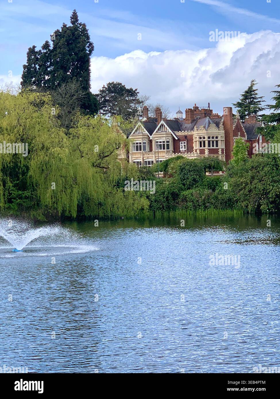 Bletchley Park le centre historique de déblocage de code de la 11e Guerre mondiale dans le Buckinghamshire en Angleterre avec des articles de déblocage de code et des meubles comme il a l'air - Image de stock capturée avec un smartphone
