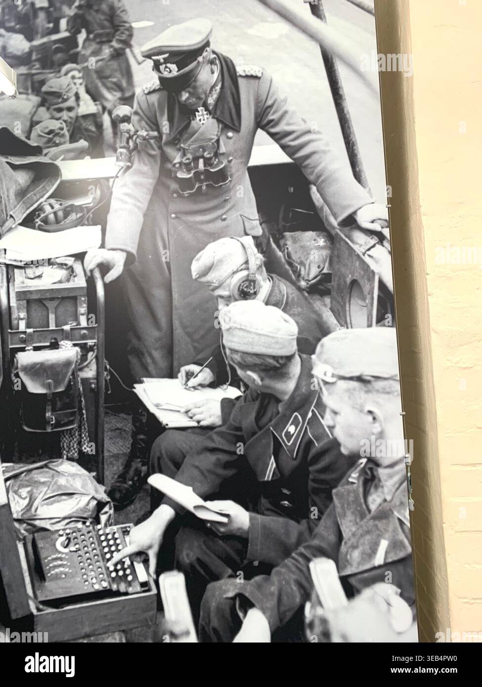 Bletchley Park le centre historique de déblocage de code de la 11e Guerre mondiale dans le Buckinghamshire en Angleterre avec des articles de déblocage de code et des meubles comme il a l'air - Image de stock capturée avec un smartphone