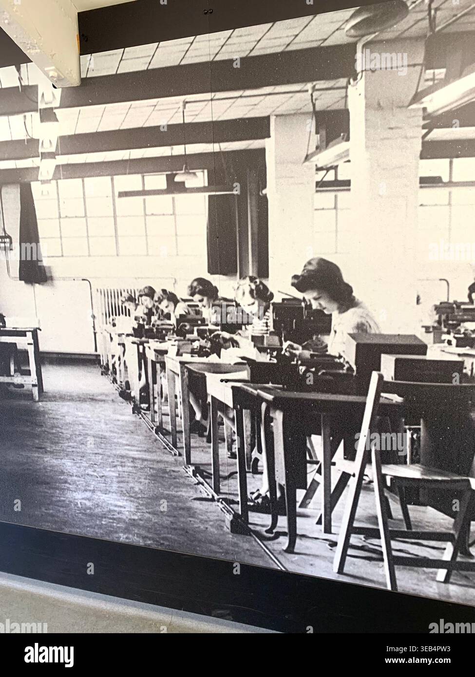 Bletchley Park le centre historique de déblocage de code de la 11e Guerre mondiale dans le Buckinghamshire en Angleterre avec des articles de déblocage de code et des meubles comme il a l'air - Image de stock capturée avec un smartphone