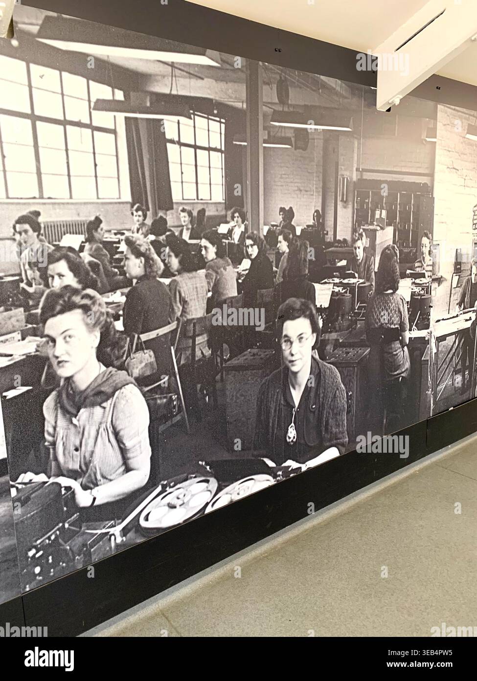 Bletchley Park le centre historique de déblocage de code de la 11e Guerre mondiale dans le Buckinghamshire en Angleterre avec des articles de déblocage de code et des meubles comme il a l'air - Image de stock capturée avec un smartphone