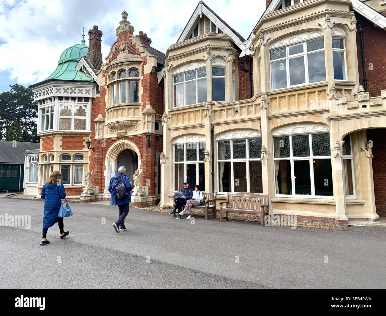 Bletchley Park le centre historique de déblocage de code de la 11e Guerre mondiale dans le Buckinghamshire en Angleterre avec des articles de déblocage de code et des meubles comme il a l'air - Image de stock capturée avec un smartphone