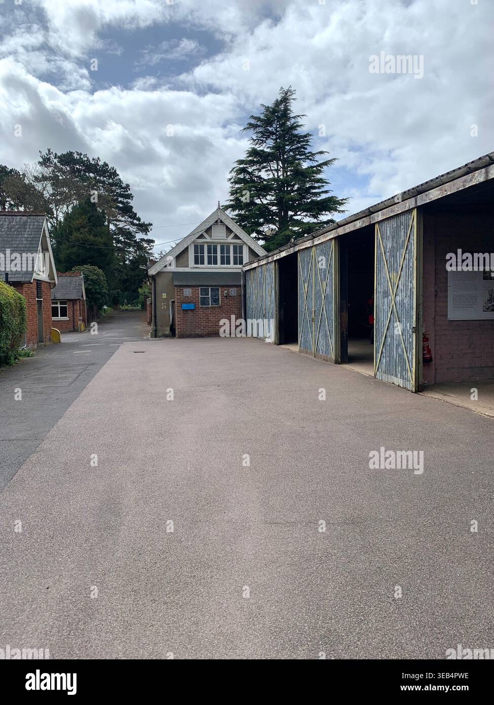 Bletchley Park le centre historique de déblocage de code de la 11e Guerre mondiale dans le Buckinghamshire en Angleterre avec des articles de déblocage de code et des meubles comme il a l'air - Image de stock capturée avec un smartphone