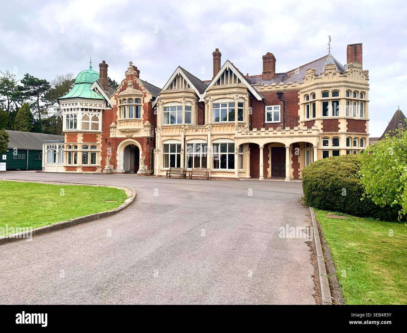 Bletchley Park le centre historique de déblocage de code de la 11e Guerre mondiale dans le Buckinghamshire en Angleterre avec des articles de déblocage de code et des meubles comme il a l'air - Image de stock capturée avec un smartphone