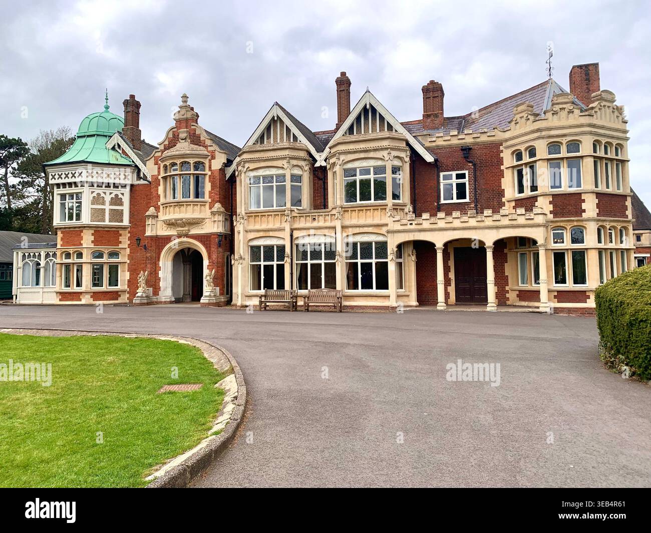 Bletchley Park le centre historique de déblocage de code de la 11e Guerre mondiale dans le Buckinghamshire en Angleterre avec des articles de déblocage de code et des meubles comme il a l'air - Image de stock capturée avec un smartphone