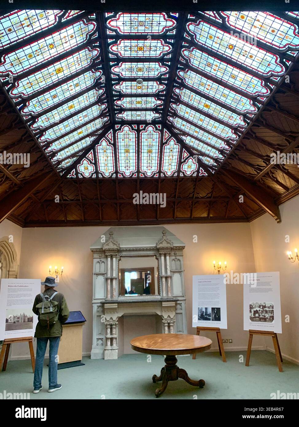 Bletchley Park le centre historique de déblocage de code de la 11e Guerre mondiale dans le Buckinghamshire en Angleterre avec des articles de déblocage de code et des meubles comme il a l'air - Image de stock capturée avec un smartphone