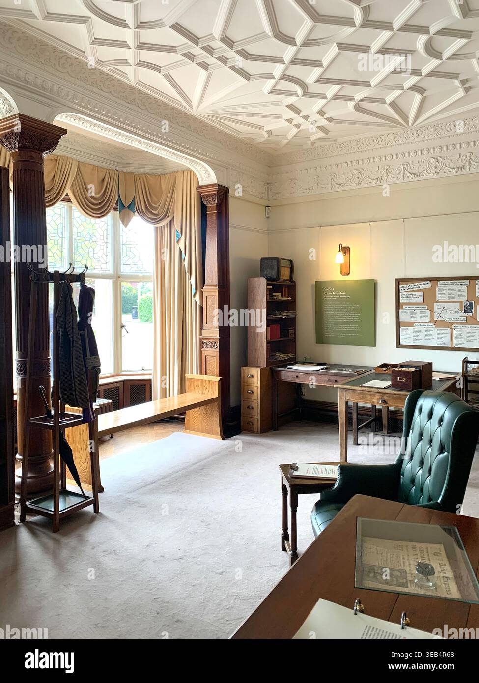 Bletchley Park le centre historique de déblocage de code de la 11e Guerre mondiale dans le Buckinghamshire en Angleterre avec des articles de déblocage de code et des meubles comme il a l'air - Image de stock capturée avec un smartphone