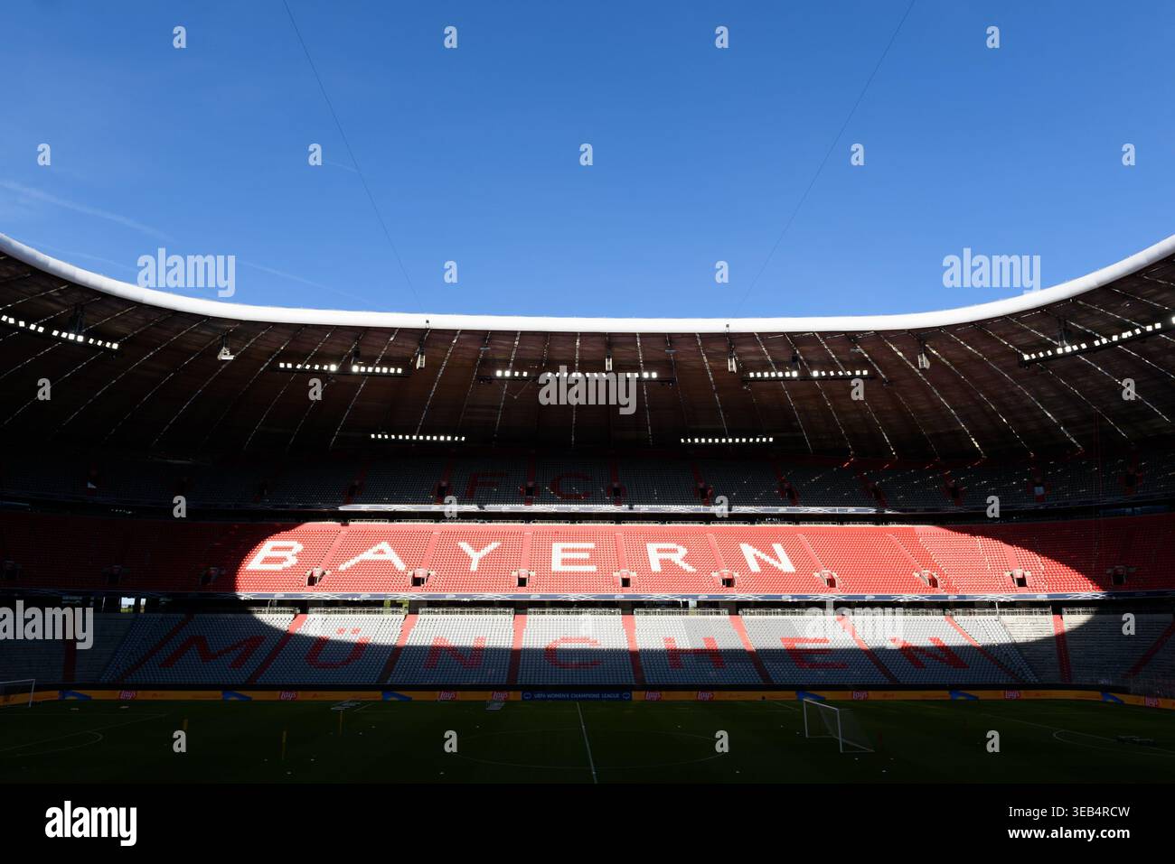 Munich, Allemagne. 24 avril 2026. MUNICH, ALLEMAGNE - AVRIL 25 : vue à l'intérieur d'une Allianz Arena vide sous le soleil du soir avec le lettrage Bayern Munich avant la Ligue des champions 2025/26 du FC Barcelone à l'Allianz Arena le 25 avril 2026 à Munich, Allemagne (photo de Sven Beyrich/Sports Press photo) crédit : SPP Sport Press photo. /Alamy Live News Banque D'Images