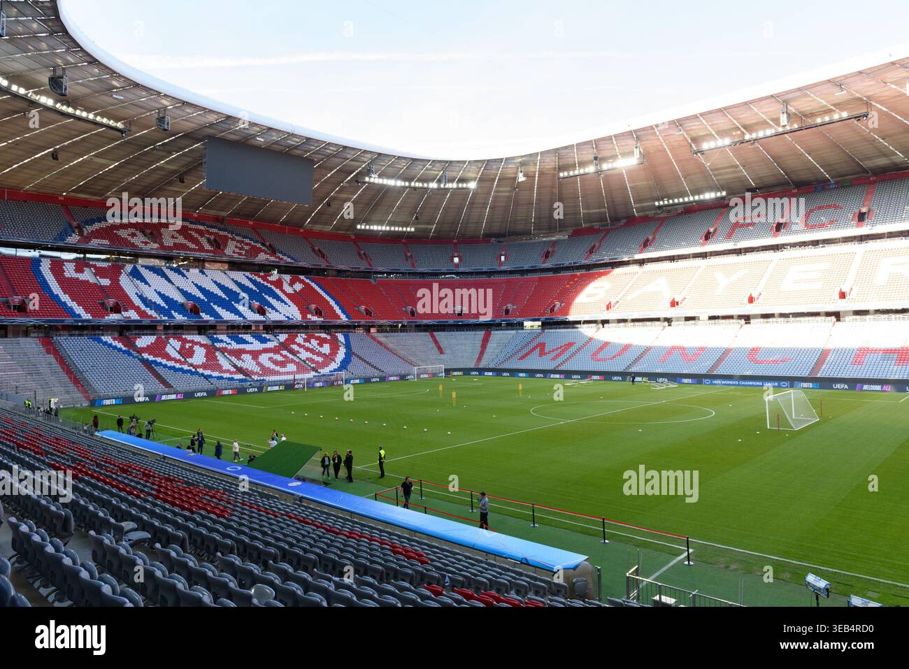 Munich, Allemagne. 24 avril 2026. MUNICH, ALLEMAGNE - AVRIL 25 : vue à l'intérieur d'une Allianz Arena Nordkurve vide sous le soleil du soir avec le logo du Bayern Munich avant l'UEFA Champions League 2025/26 du FC Barcelone à l'Allianz Arena le 25 avril 2026 à Munich, Allemagne (photo de Sven Beyrich/Sports Press photo) crédit : SPP Sport Press photo. /Alamy Live News Banque D'Images
