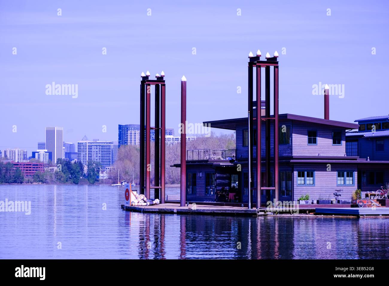 Maison flottante, rivière Willamette, Portland, Oregon, États-Unis. Banque D'Images