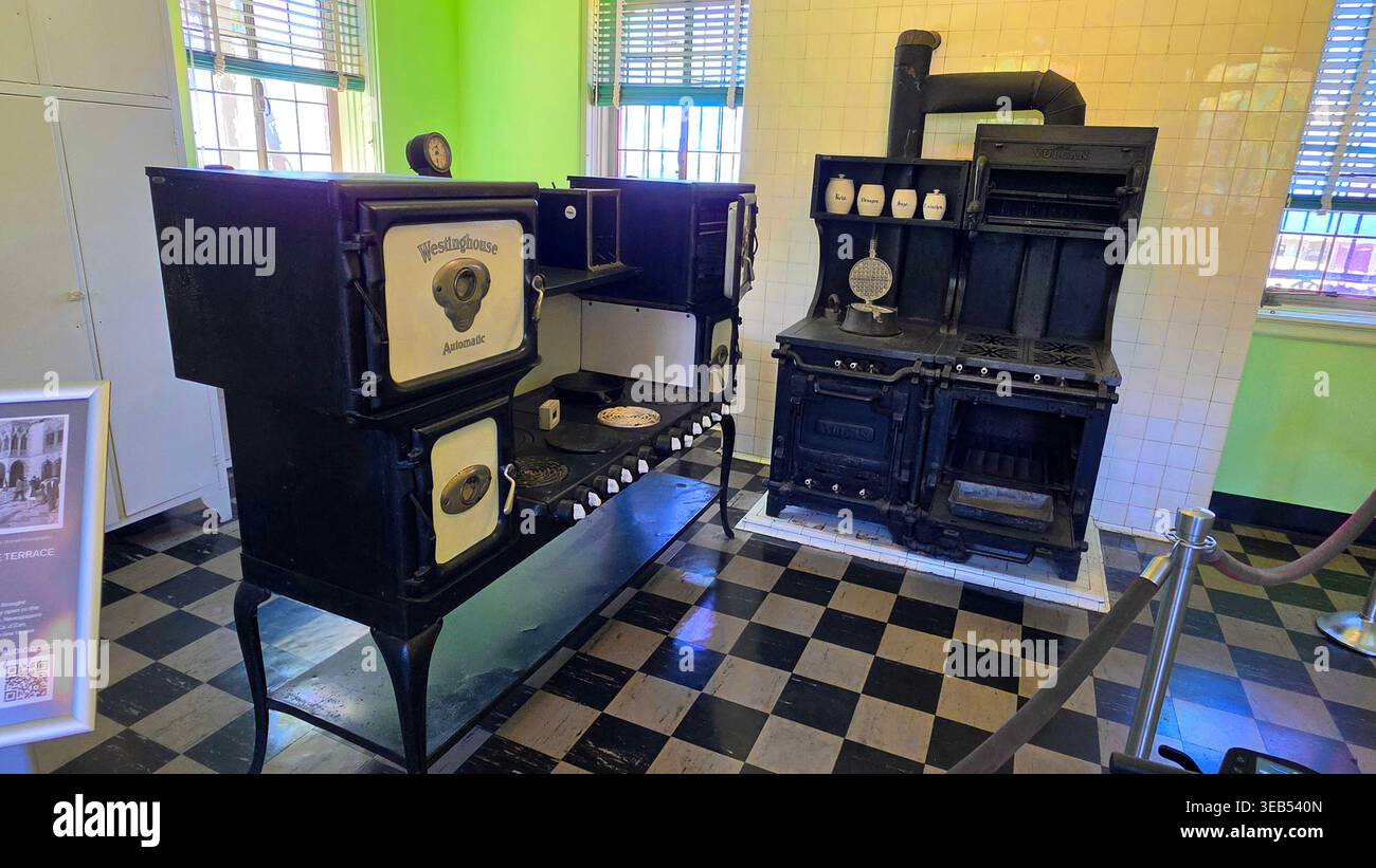 Westinghouse Vintage type 3-19B double gamme électrique automatique dans la cuisine du manoir Ca' d'Zan à John et Mable Ringling Museum of Art Sarasota Flor Banque D'Images