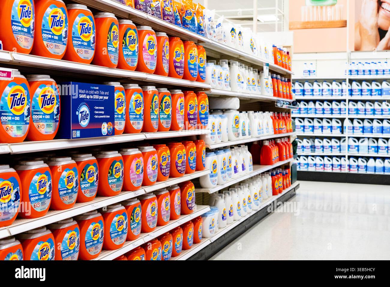 Bouteilles de produits d'entretien Tide et Clorox exposées sur les tablettes du magasin Target dans l'allée du rayon des fournitures d'entretien ménager Banque D'Images