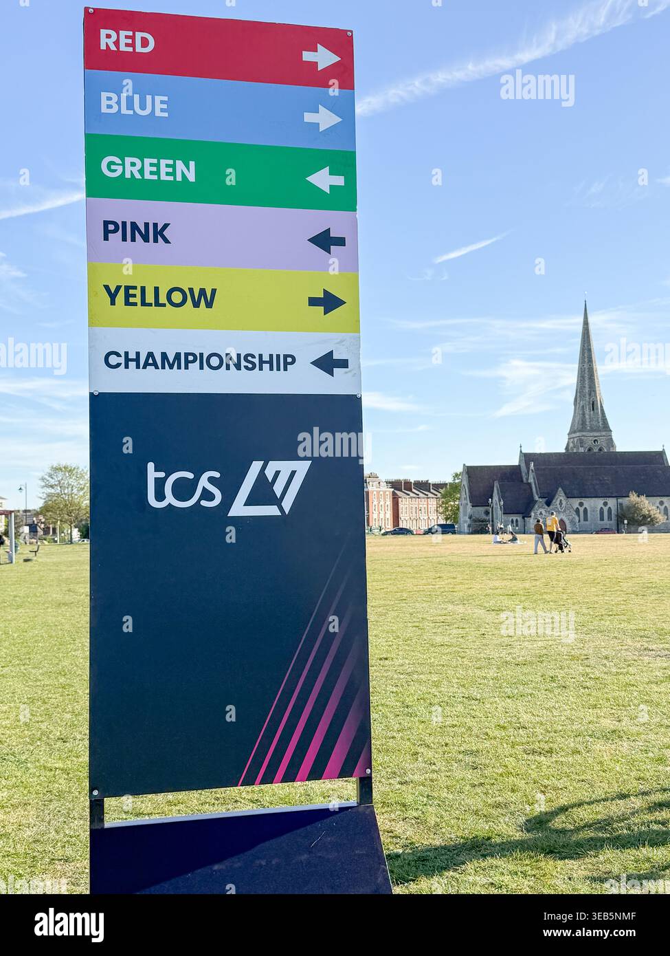 Londres, Royaume-Uni. 24 avril 2026. TCS London Marathon 2026 signalisation directionnelle affichant les catégories de vagues de coureurs - Elite, Bleu, Vert, Rose, jaune et Championnat - à l'événement composé avant le jour de la course dimanche 27 avril 2026. Une flèche d'église est visible en arrière-plan à ciel ouvert. Représente l'organisation des courses du marathon de Londres, le système Runner Wave et le parrainage du titre TCS lors d'une grande course sur route mondiale. Crédit : xiu bao/Alamy Live News Banque D'Images
