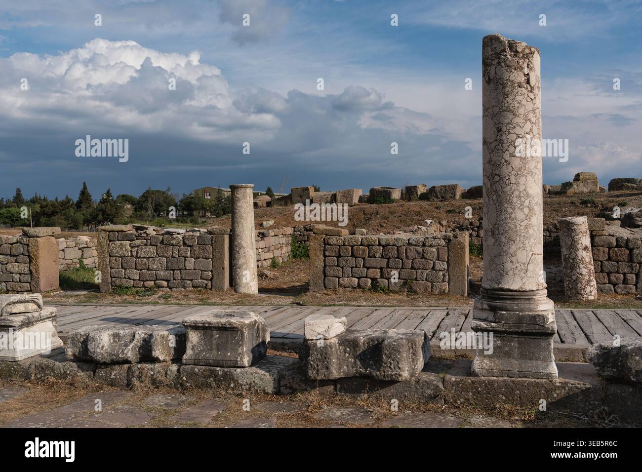 Ancienne ville de Pergame ruines à Bergama, Izmir, Turquie. Des colonnes de marbre altérées et des murs de pierre se dressent contre un ciel nuageux spectaculaire, mettant en valeur l'architecture historique Banque D'Images
