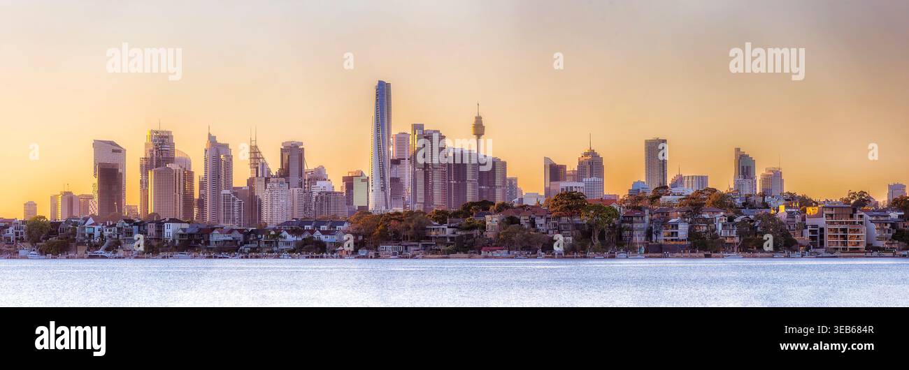 Horizon du quartier des affaires de Sydney sur la rivière Parramatta de Sydney Harbour depuis Inner West dans la lumière chaude et brillante du lever du soleil. Banque D'Images