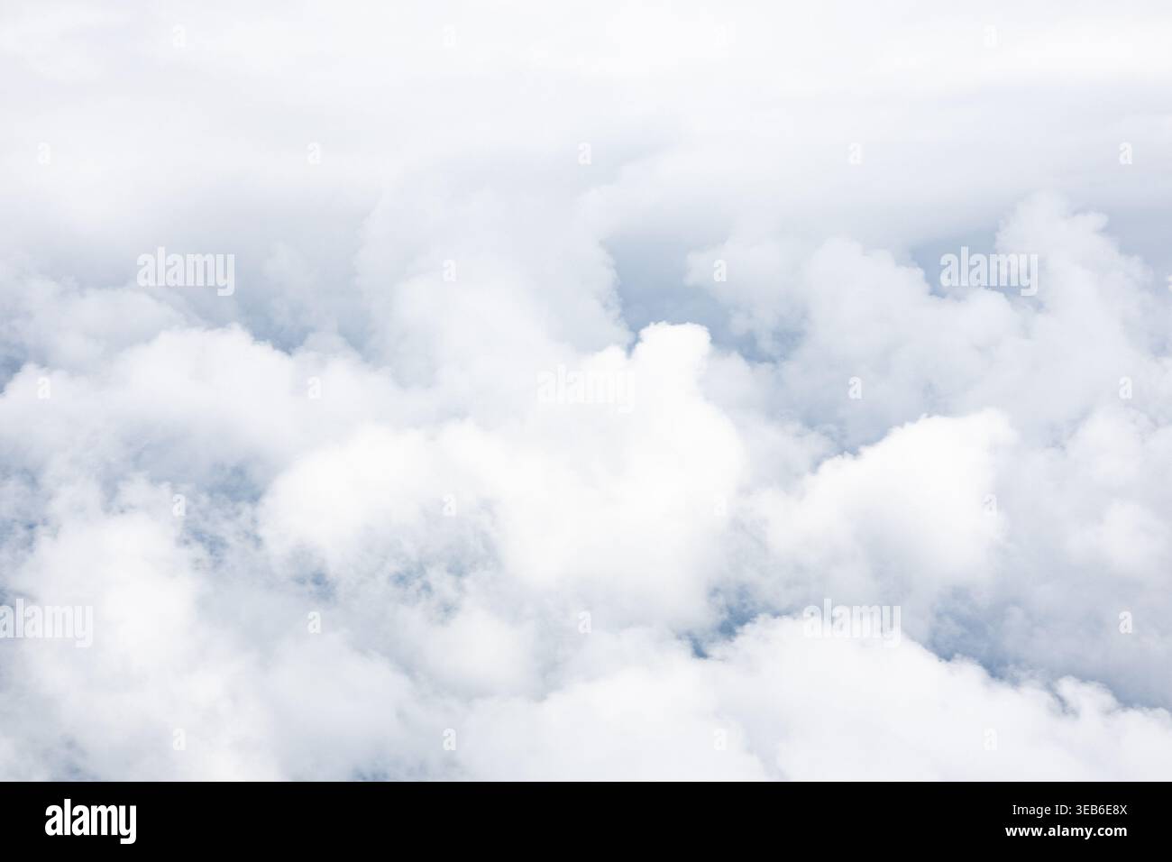 Nuages blancs vus d'avion au-dessus des nuages. Banque D'Images