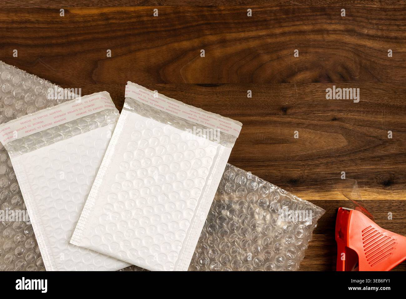 Pose à plat des matériaux d'emballage avec film à bulles et enveloppe rembourrée Banque D'Images