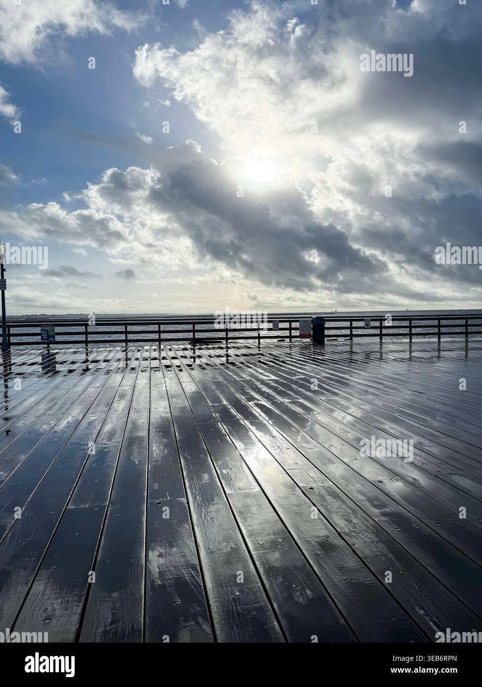 Soleil à travers les nuages / demi-ciel / côte sombre - Image de stock capturée avec un smartphone