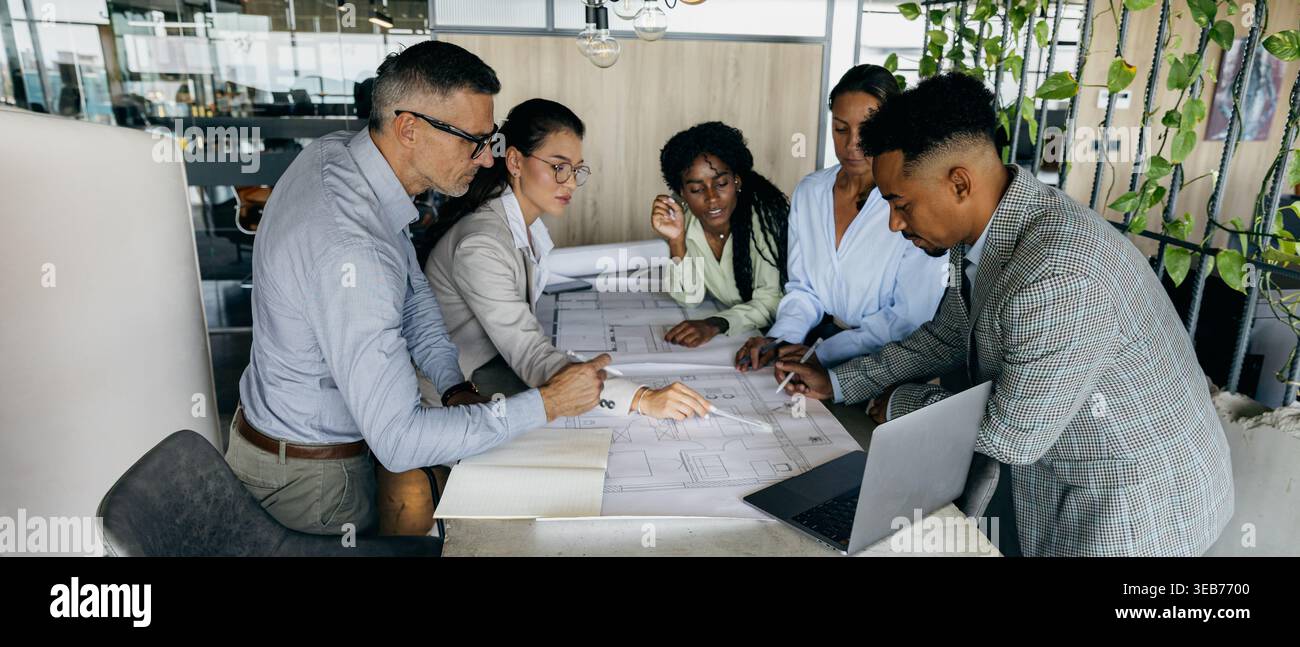 Atelier de stratégie par une équipe de direction diversifiée blanche, noire, asiatique Banque D'Images