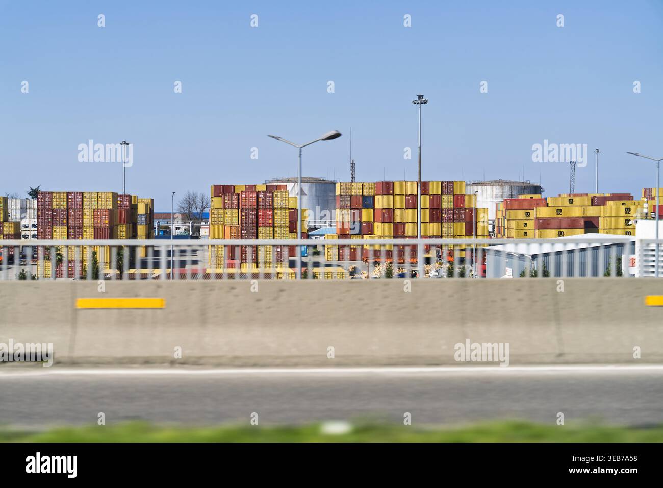 Batoumi, géorgie 21 avril 2026 : conteneurs maritimes en attente de transport au terminal portuaire de batoumi, géorgie. Logistique et transport de marchandises infrastru Banque D'Images