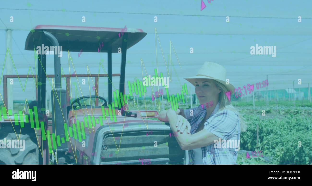 Posant femme s'appuyant sur le tracteur dans les rangées sous le treillis chapeau large plaid-top carte du marché, espace de copie Banque D'Images
