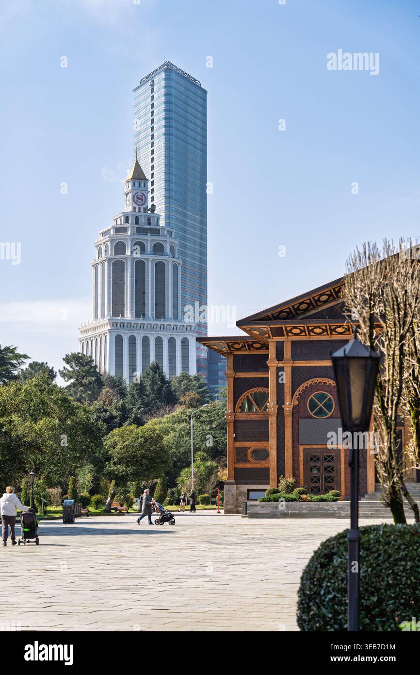 Batumi, géorgie 21 avril 2026 : la tour emblématique de batumi et les bâtiments de l'hôtel sheraton contrastent avec l'architecture traditionnelle de géorgie, reflétant la ville Banque D'Images