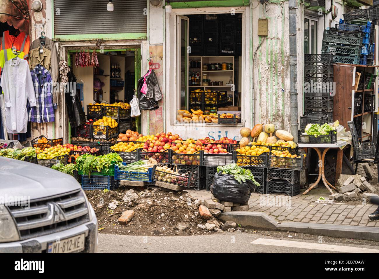 Batumi, géorgie 21 avril 2026 : marché de rue en plein air à batumi, géorgie, exposant divers fruits et légumes frais dans des caisses sur un trottoir à côté Banque D'Images