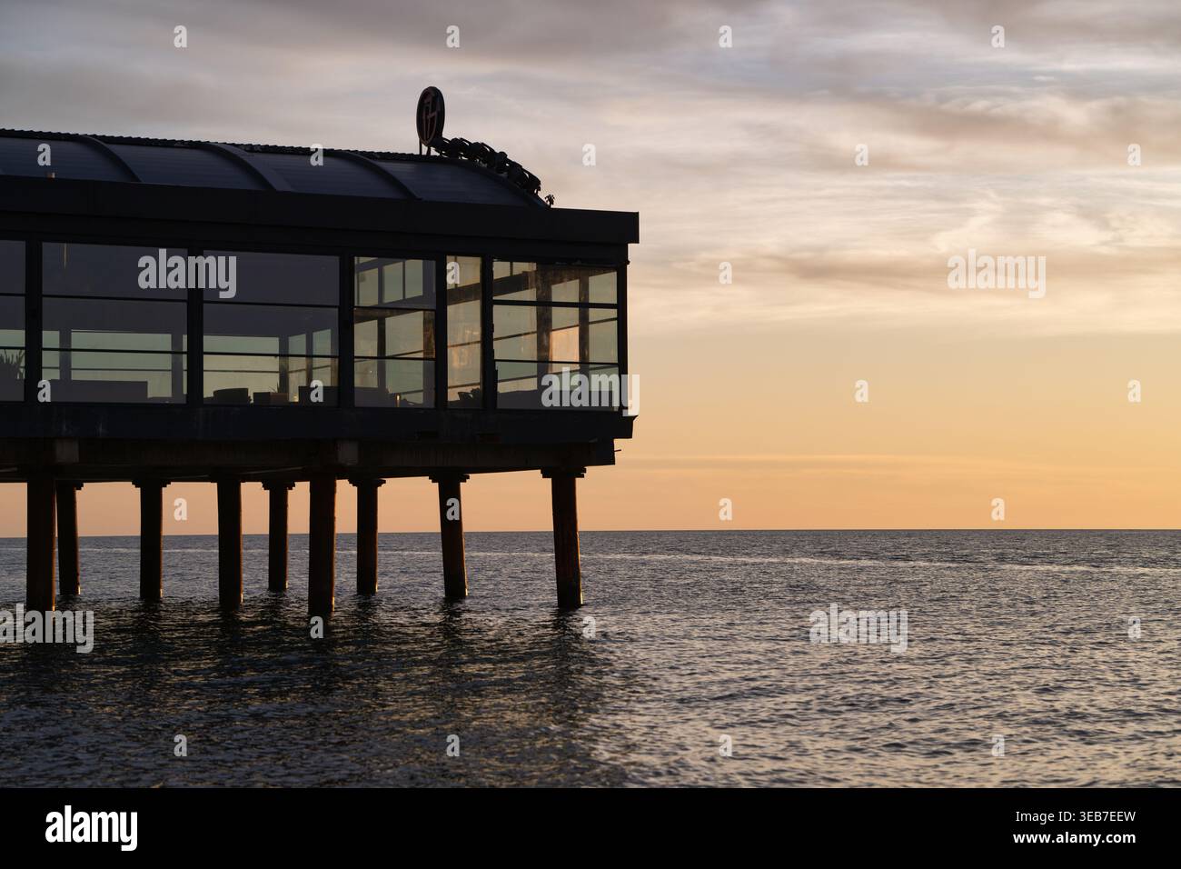 Batoumi, géorgie 21 avril 2026 : architecture de café sur pilotis contre un ciel de coucher de soleil serein, reflétant la lumière chaude sur l'horizon de la mer noire à batoumi, geor Banque D'Images
