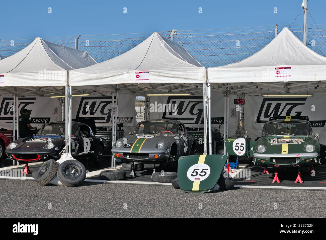 Trois coureurs Lotus Elan 26R de 1963 et 1965 sont assis sur des stands avec un capot retiré dans le paddock d'Estoril avant la course historique de voitures de sport. Banque D'Images
