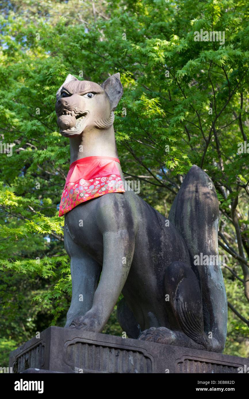 Statue de renard avec une balle dans la gueule au sanctuaire Fushimi Inari Taisha, Kyoto, Japon Banque D'Images