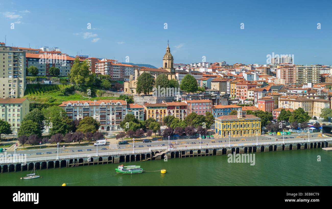 Vue aérienne de Portugalete Waterfront et Basilique de Santa Maria Banque D'Images