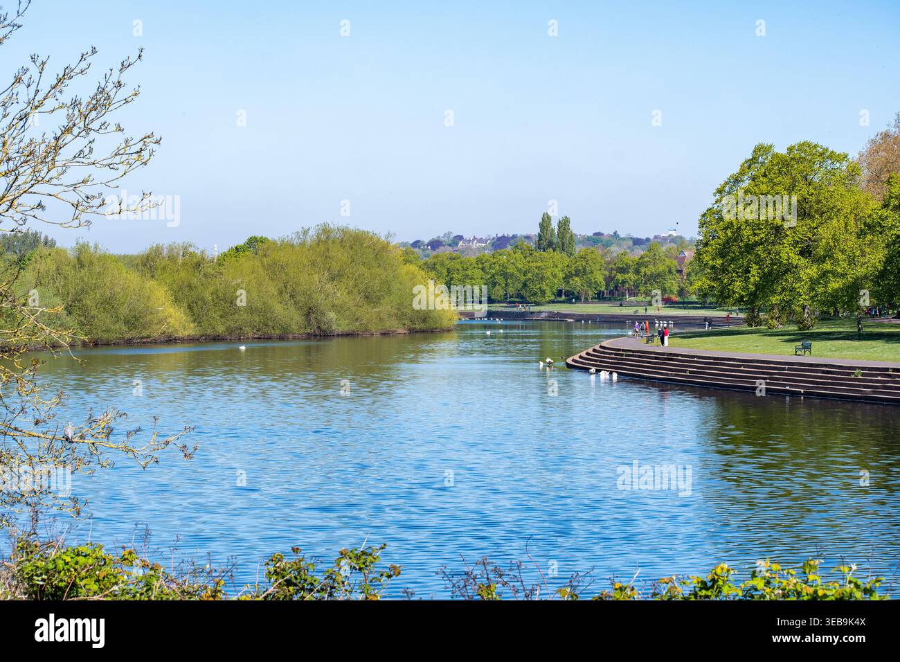 Promenade matinale sur la rivière Trent qui coule le long du Victoria Embankment à Nottingham, en Angleterre. Banque D'Images